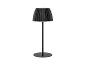 Čierna stolná lampa s plisovaným tienidlom a okrúhlou základňou.