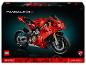 Model motocykla LEGO Technic Ducati Panigale V4 R v červenej farbe na čiernom pozadí.