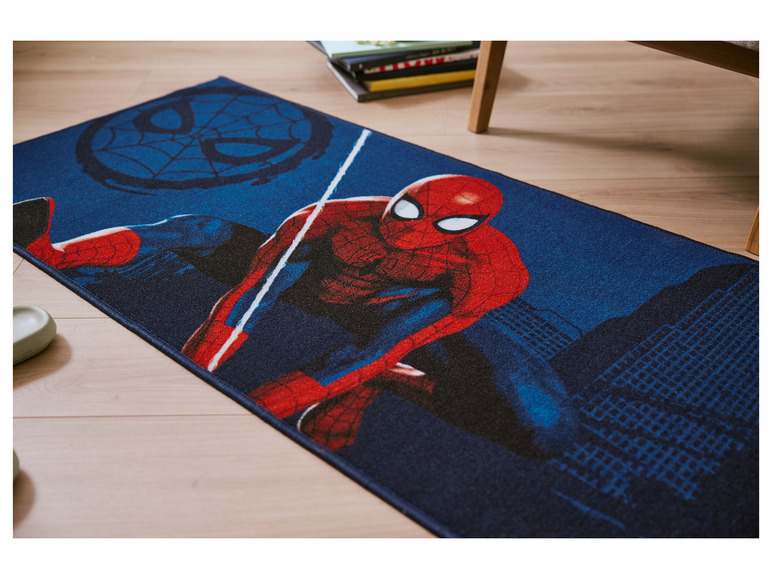 Modrý koberec s obrázkom Spidermana.