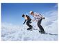 Dvaja snowboardisti jazdia na zasneženom kopci.