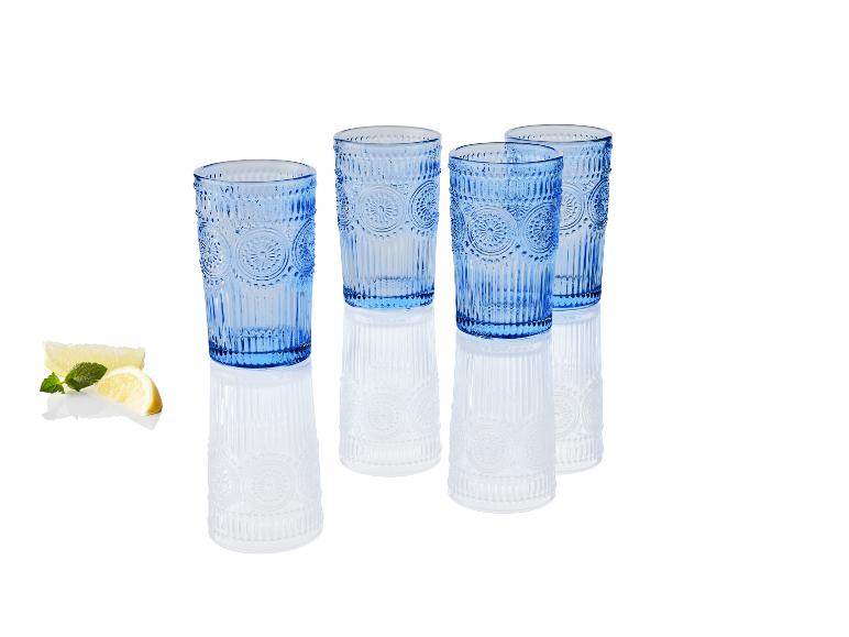 Štyri modré poháre vo vintage štýle.