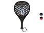 Čierna padel raketa s bielym a oranžovým geometrickým dizajnom, s možnosťami sivej a červenej farby.