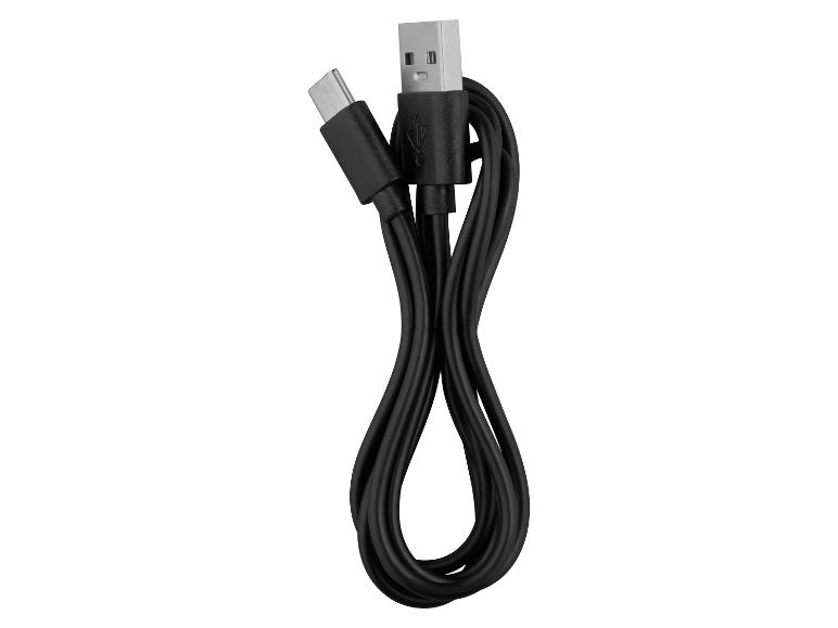 Čierny USB-C nabíjací kábel s USB-A konektorom, stočený do osmičky.
