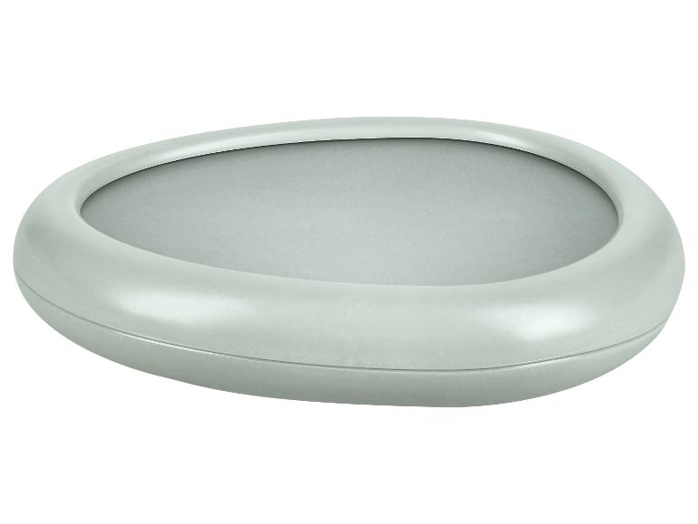 Svetlozelená oválna miska alebo podnos s matným povrchom.