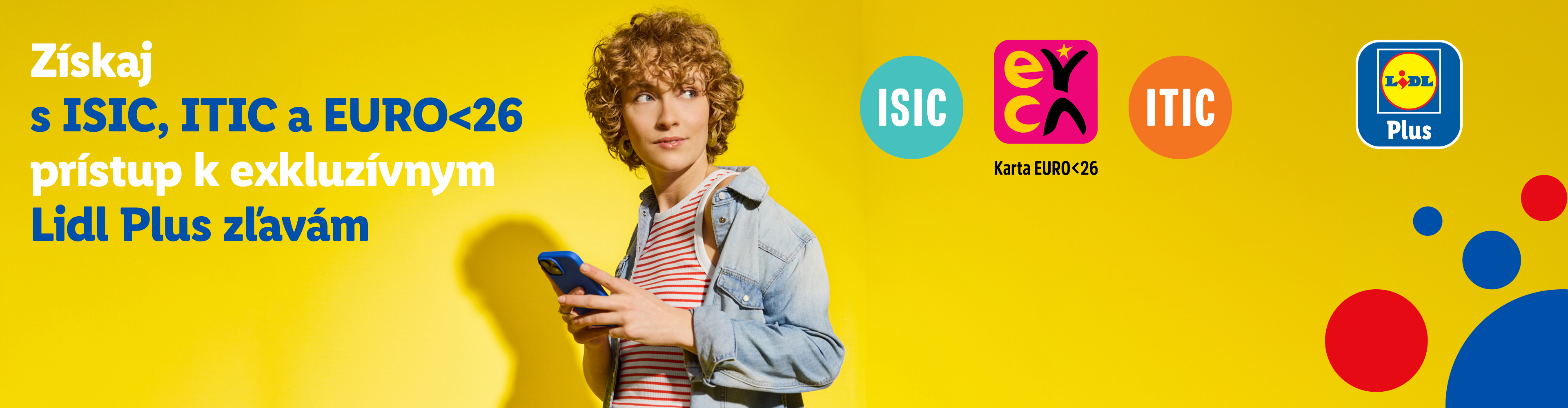Žena drží telefón, s textom „Získaj s ISIC, ITIC a EURO<26 prístup k exkluzívnym Lidl Plus zľavám“ a logami ISIC, ITIC, EURO<26 a Lidl Plus.