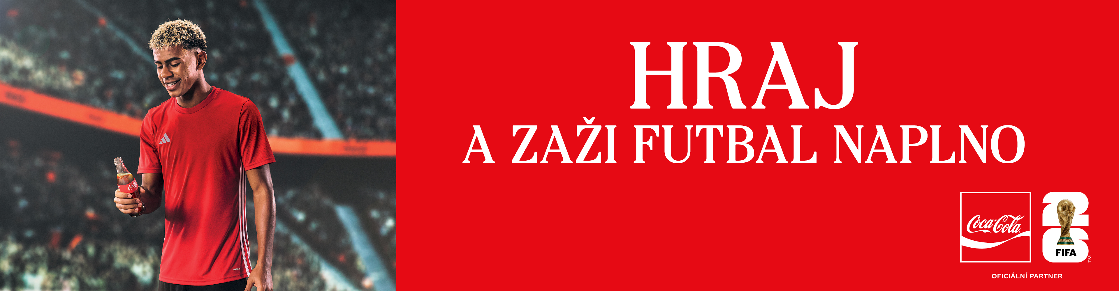 Futbalista drží fľašu s nápojom, s textom „HRAJ A ZAŽI FUTBAL NAPLNO“.