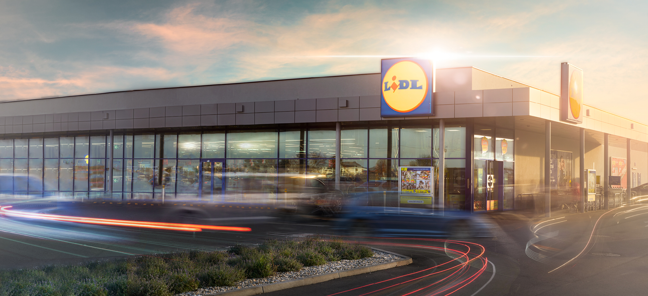 Obchod Lidl pri západe slnka.