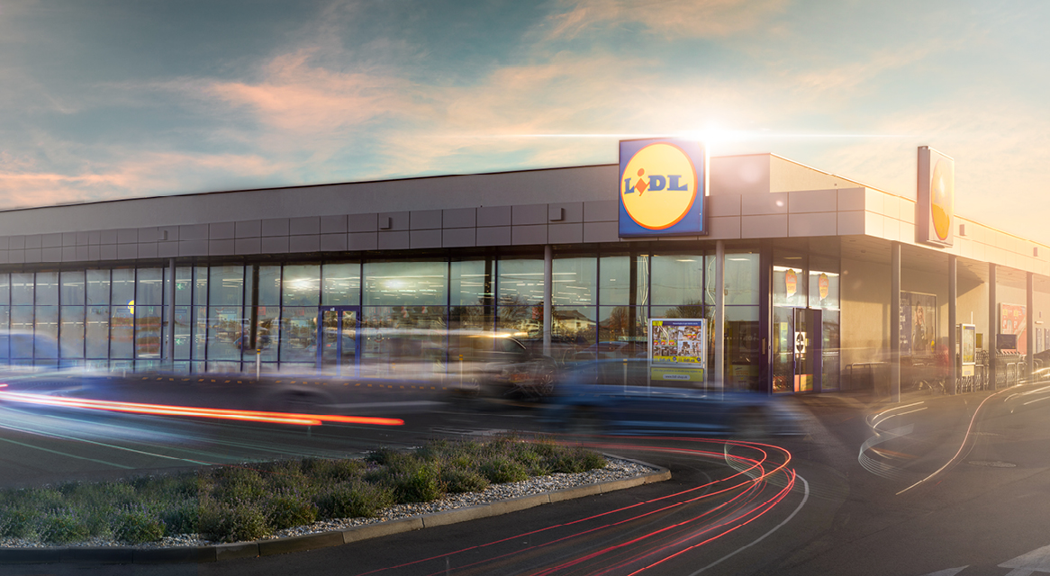 Obchod Lidl pri západe slnka.