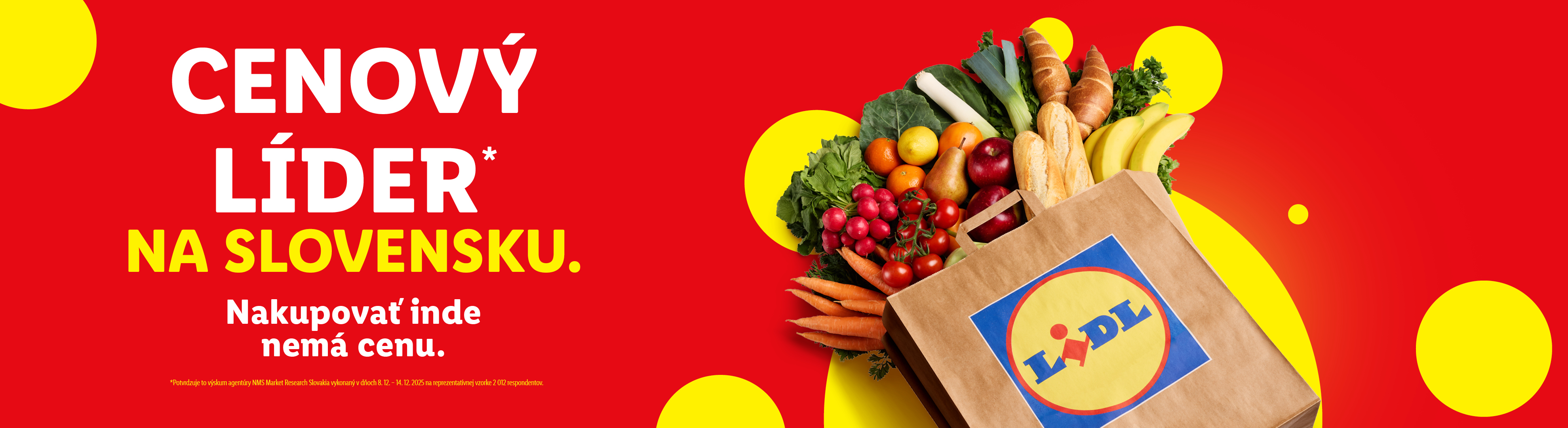 Nákupná taška plná čerstvého ovocia, zeleniny a pečiva na červenom pozadí s textom „Cenový líder na Slovensku“.