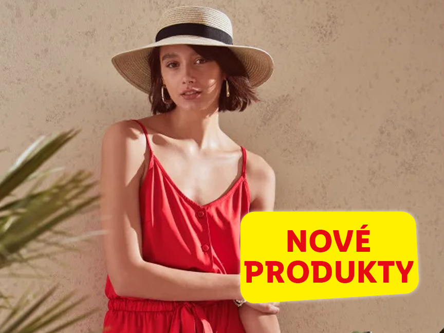Modelka v červených šatách a slamáku predstavuje nové produkty.