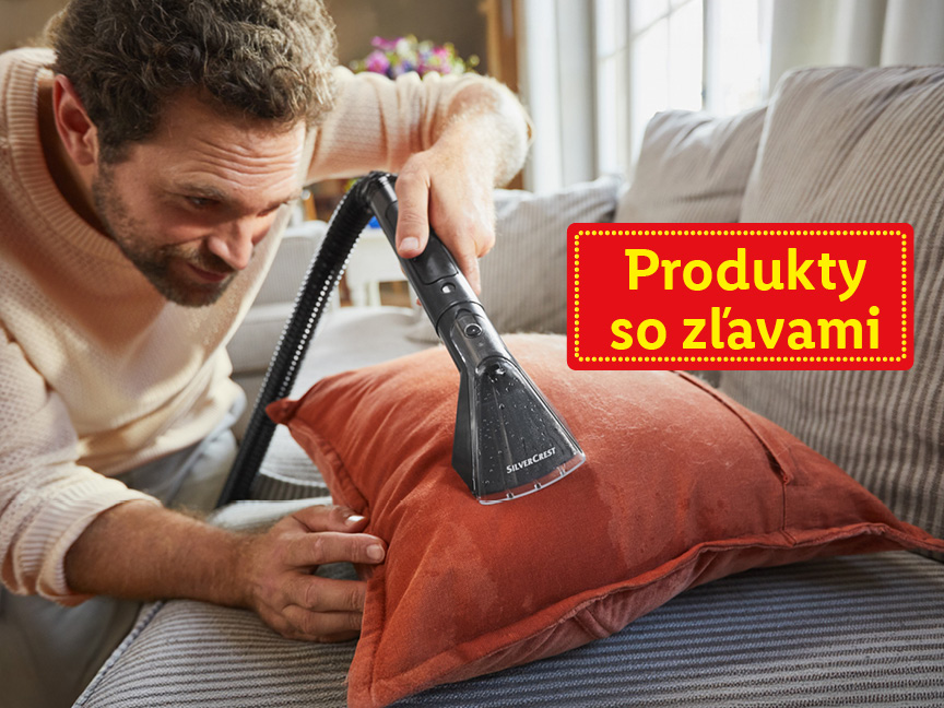 Muž čistí vankúš pomocou čističa Silvercrest a propaguje produkty so zľavami.