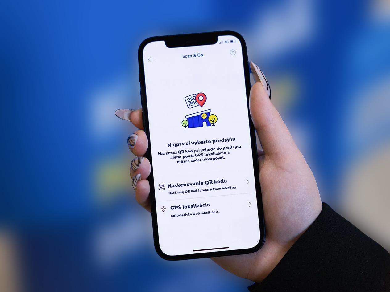 Žena drží smartfón s aplikáciou Scan & Go, ktorá zobrazuje možnosti skenovania QR kódu a GPS lokalizácie.