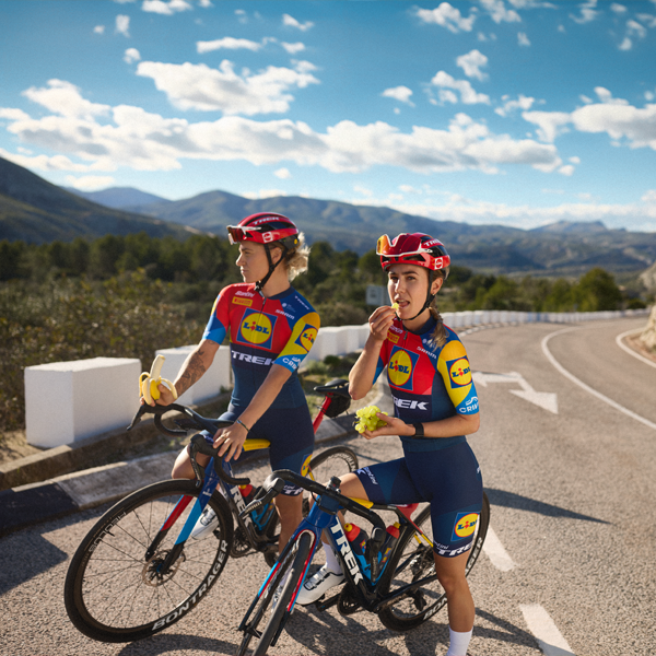 Dve cyklistky z tímu Trek-Segafredo Lidl si užívajú prestávku s ovocím.