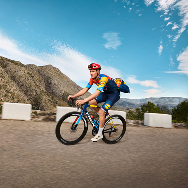 Cyklista na bicykli Trek v kopcovitom teréne.