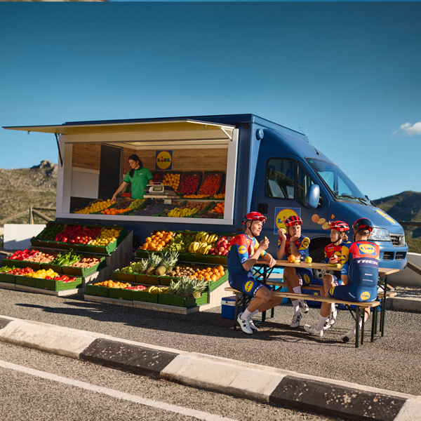 Cyklisti si oddýchnu pri Lidli nákladiaku plnom ovocia a zeleniny.