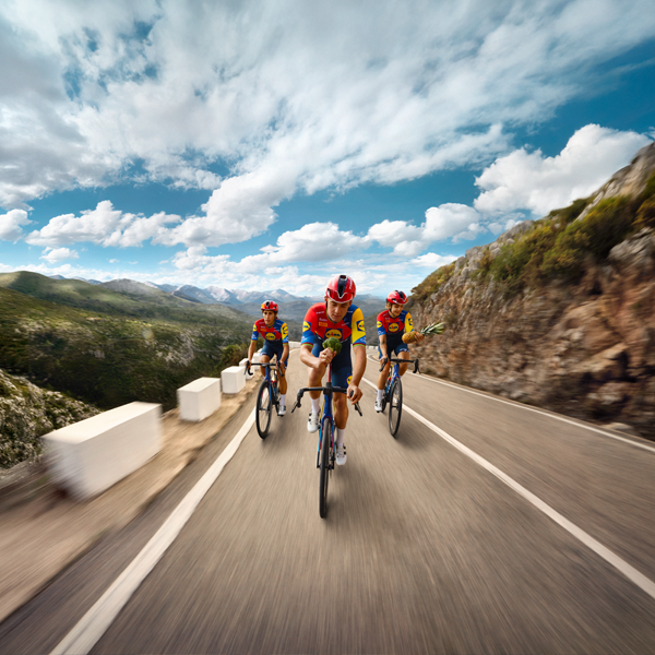 Cyklisti na horskej ceste.