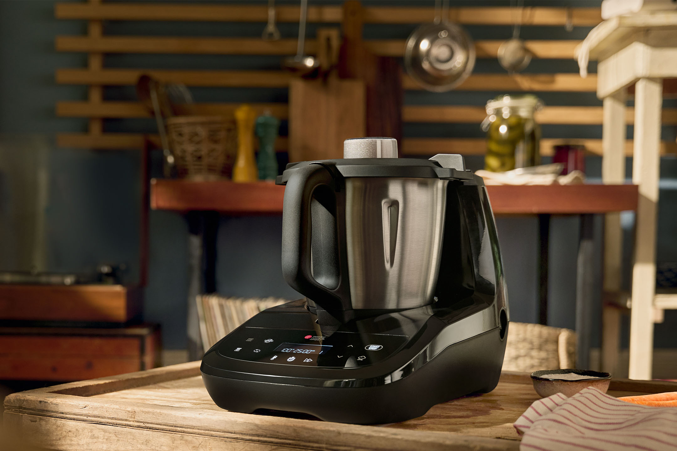 Kuchynský robot Monsieur Cuisine Smart na drevenom stole v kuchyni