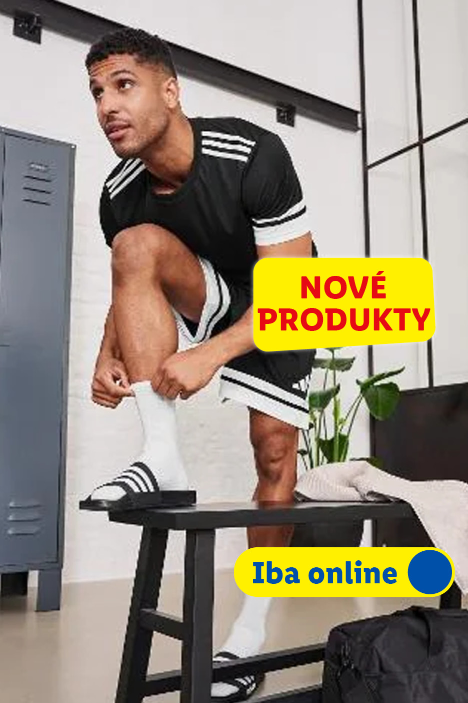 Muž v čiernom športovom oblečení si obúva ponožky. Žlté štítky s textom „NOVÉ PRODUKTY“ a „Iba online“.