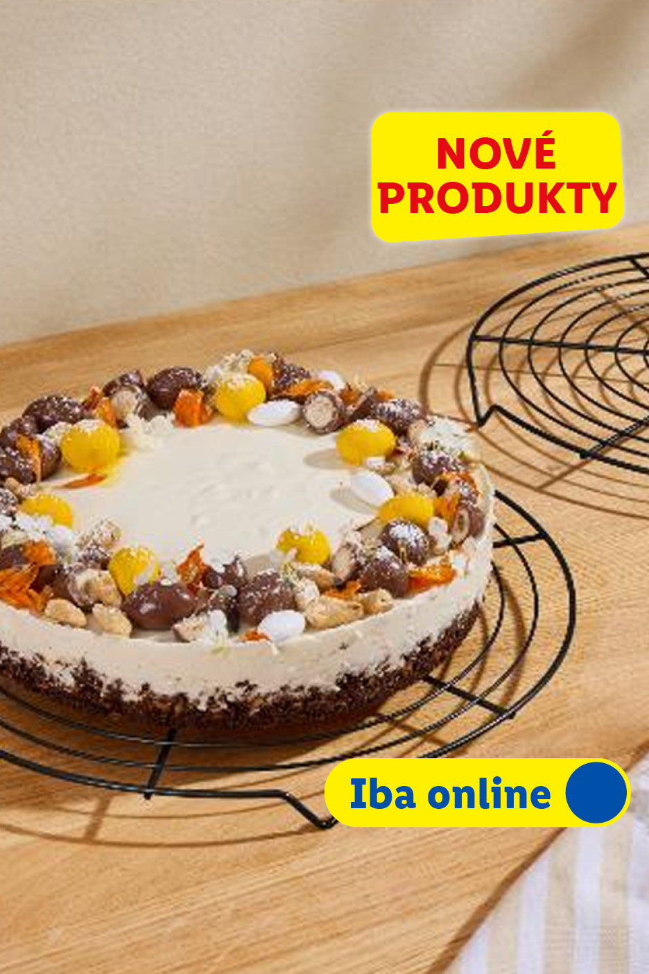 Cheesecake s čokoládovými guličkami, žltými cukríkmi a orieškami na drevenom stole. Nové produkty. Iba online.