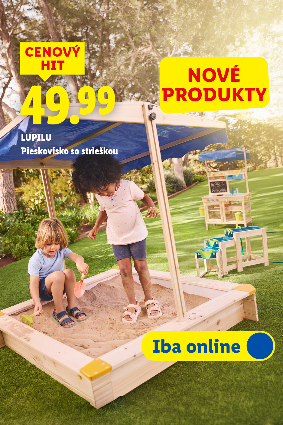 Deti sa hrajú v pieskovisku so strieškou, cena 49,99.