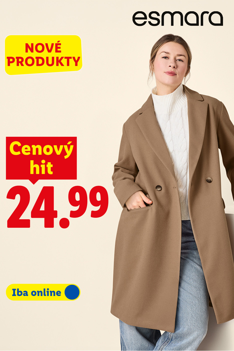 Žena v hnedom kabáte a bielom svetri, s nápismi „NOVÉ PRODUKTY“, „Cenový hit“ a „24.99“.
