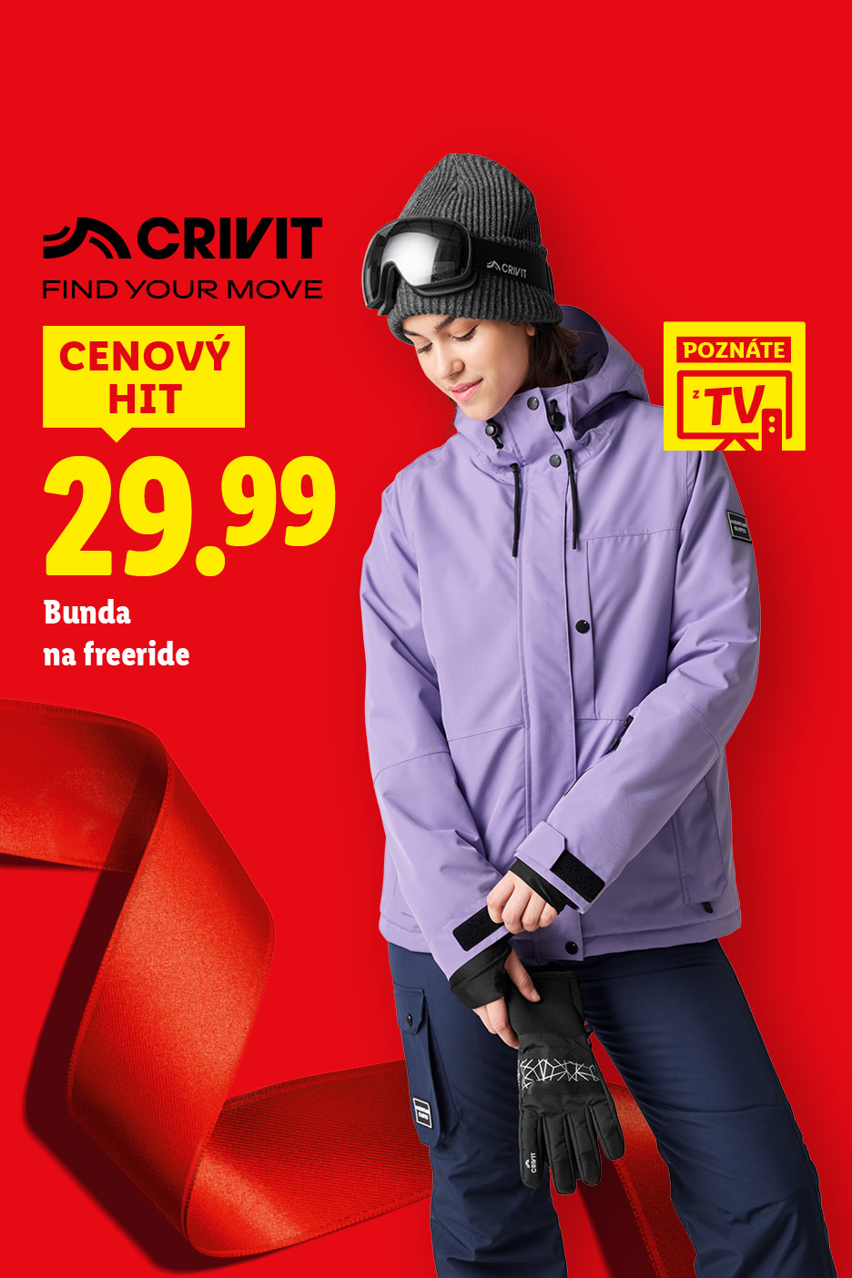 Žena v lyžiarskej bunde Crivit, čiapke a okuliaroch na červenom pozadí so stuhou.