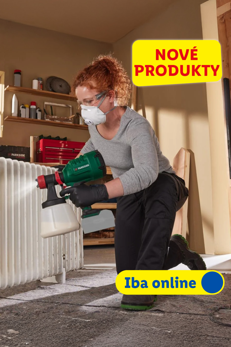 Žena s maskou a okuliarmi strieka radiátor bielou farbou pomocou striekacej pištole Parkside.