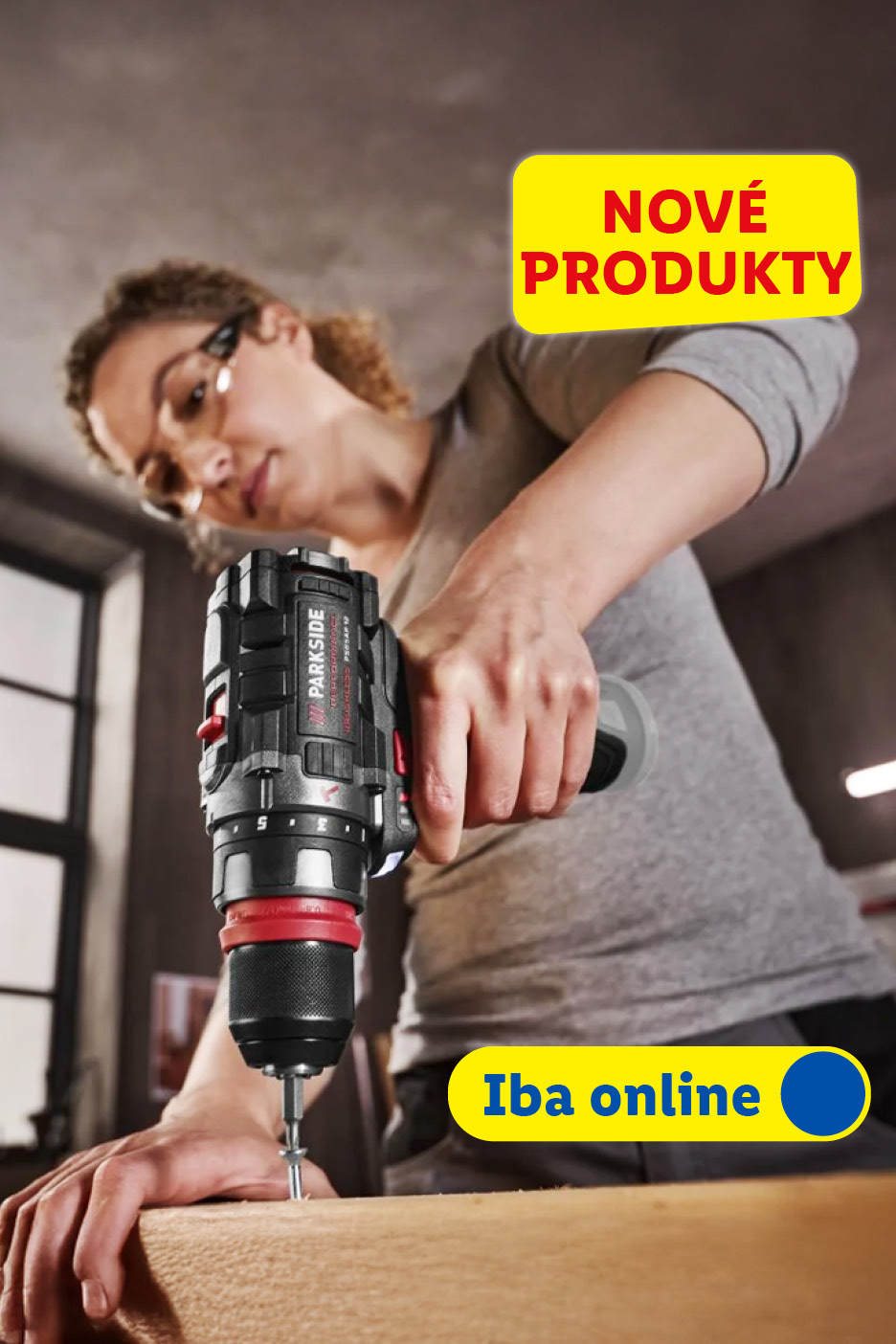 Žena v okuliaroch vŕta do dreva s vŕtačkou Parkside. Žlté nápisy: „NOVÉ PRODUKTY“ a „Iba online“.