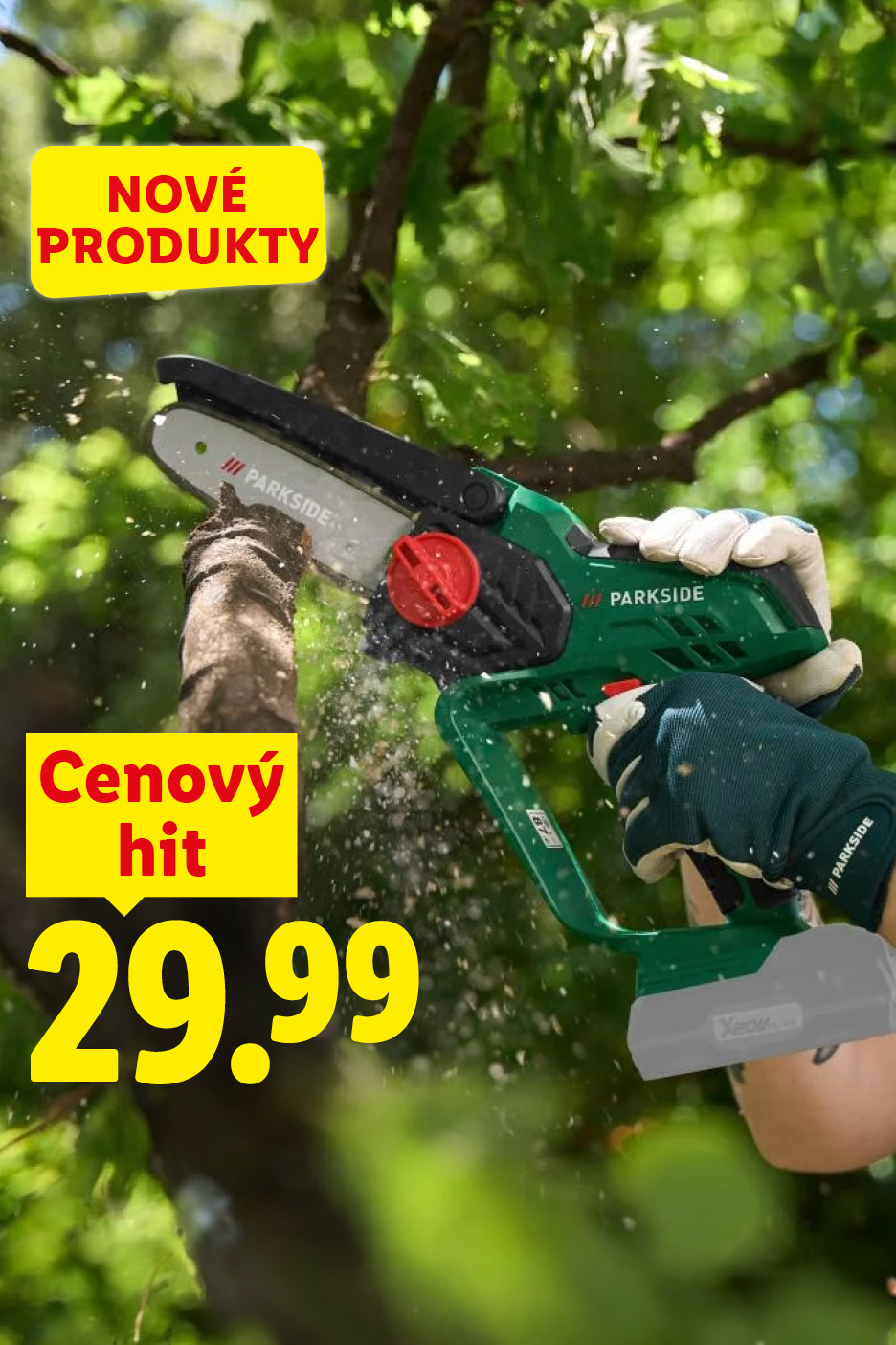 Akumulátorová ručná reťazová píla pri pílení konára za 29,99 €.