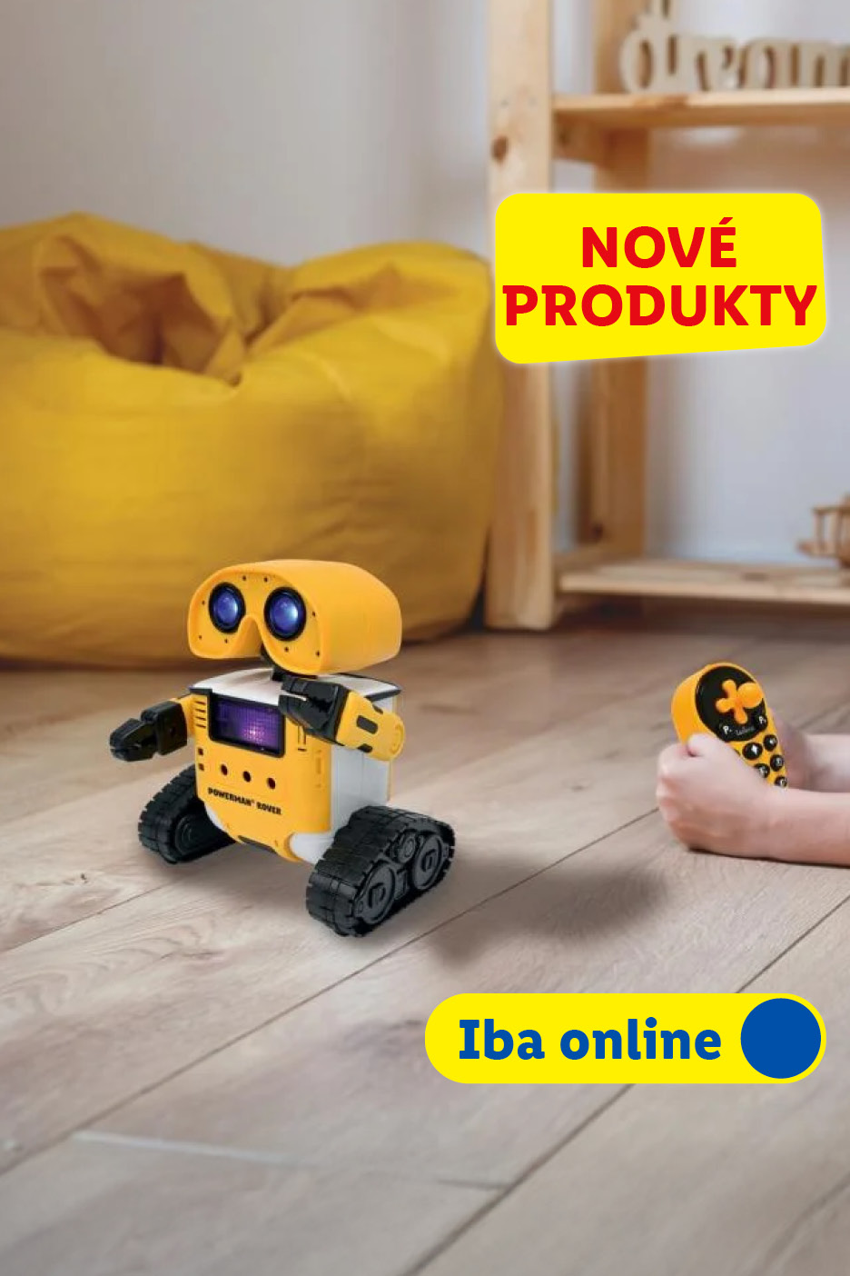 Žltý robot s diaľkovým ovládaním na drevenej podlahe. Text: Nové produkty, Iba online.