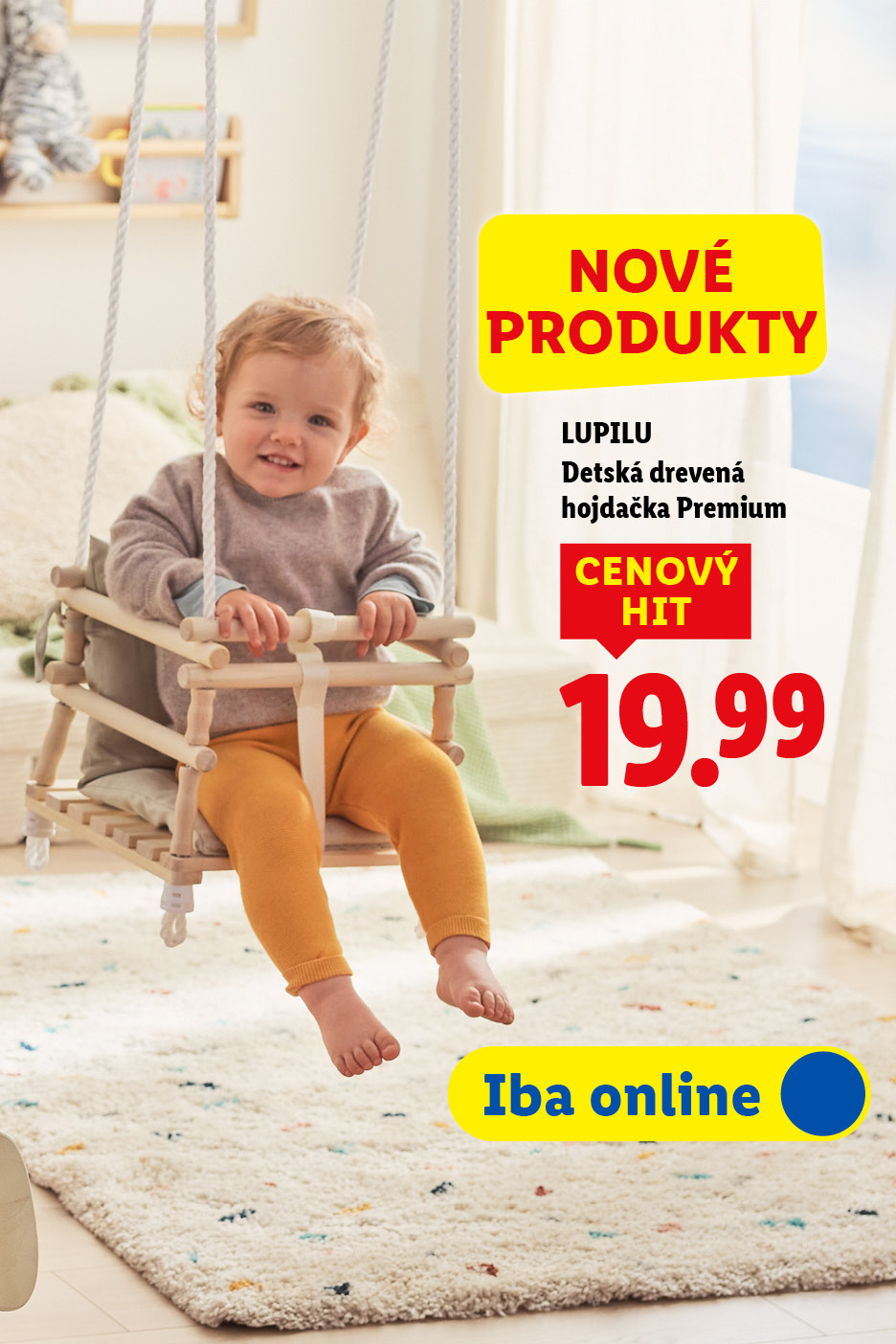 Bábätko v drevenej hojdačke, s nápisom „NOVÉ PRODUKTY“ a cenou 19.99.