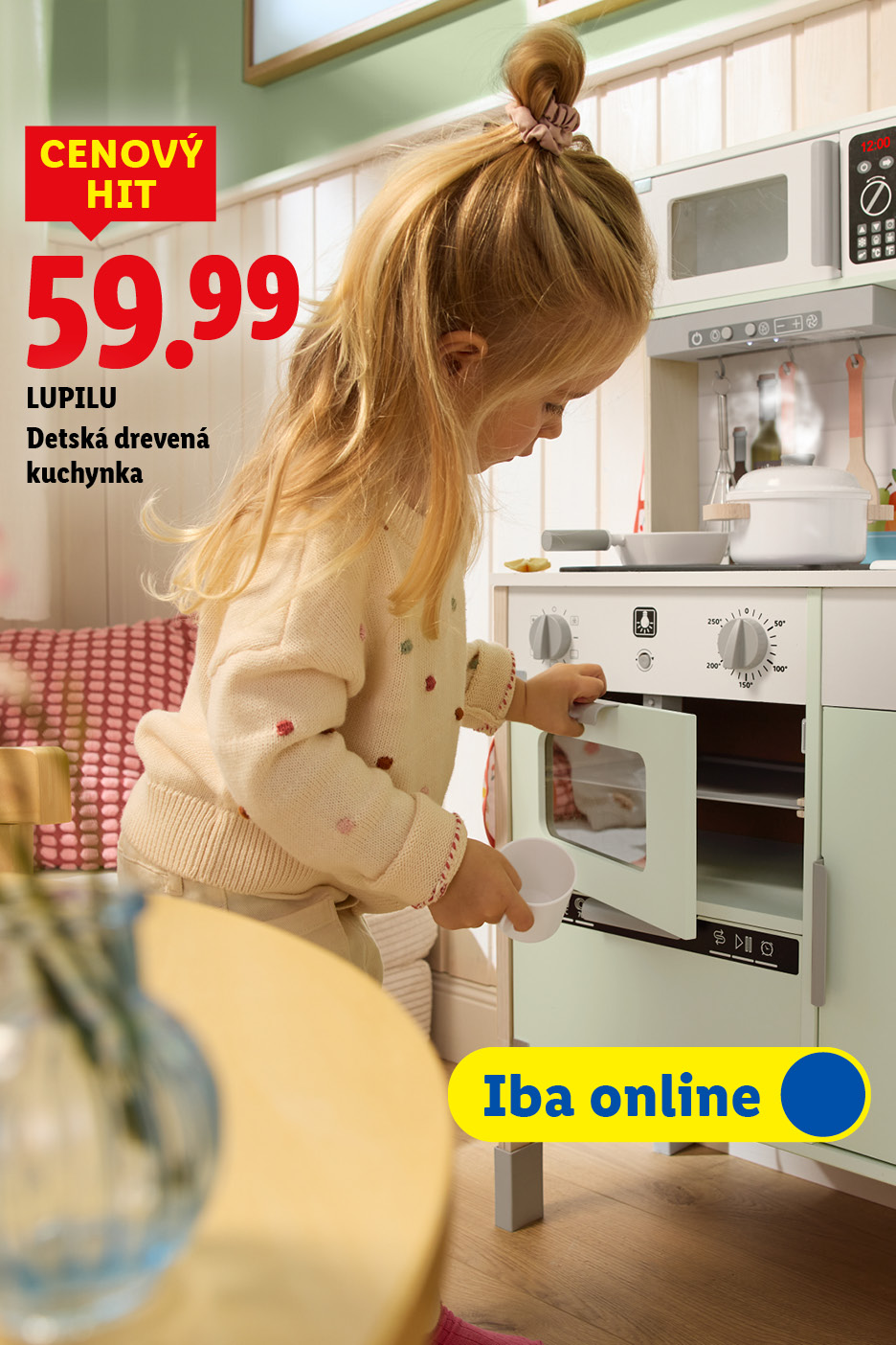Dievčatko sa hrá s detskou drevenou kuchynkou, cena 59,99, dostupné iba online.