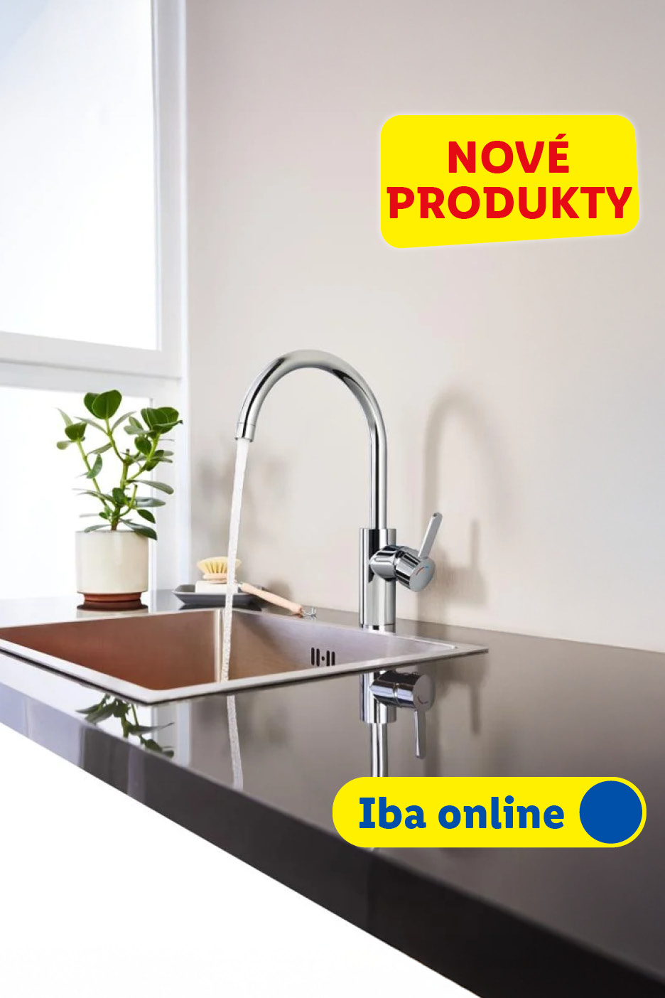 Kuchynský drez s tečúcou vodou, rastlinou a nápisom „NOVÉ PRODUKTY“ a „Iba online“.