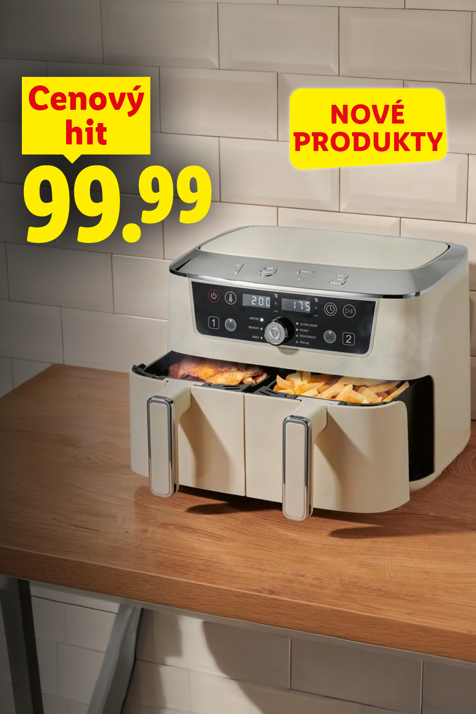Krémová teplovzdušná fritéza s dvoma košmi na drevenej doske, s nápismi „Cenový hit 99.99“ a „Nové produkty“.
