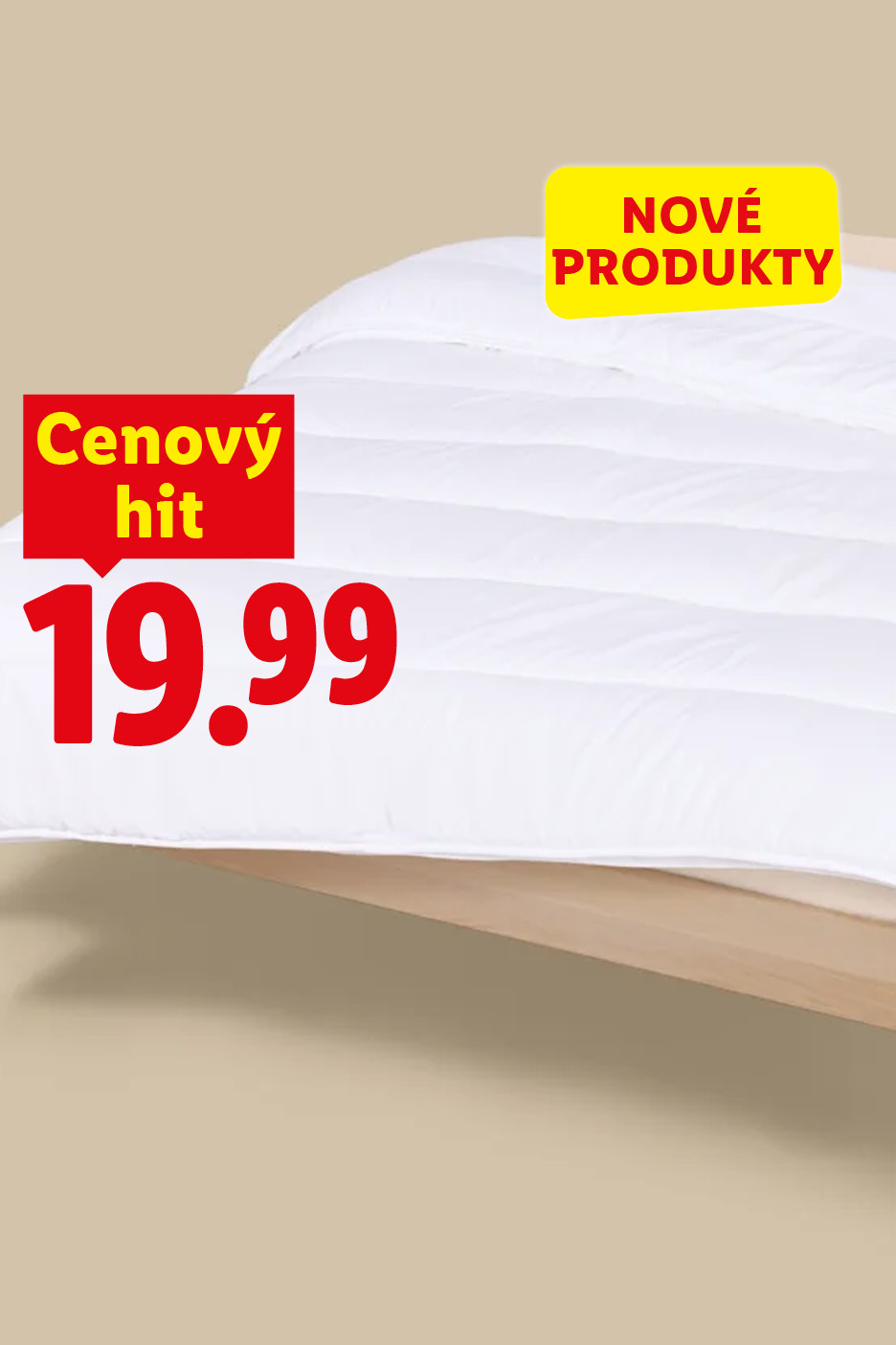 Biela prešívaná prikrývka na posteli za cenu 19,99 €.