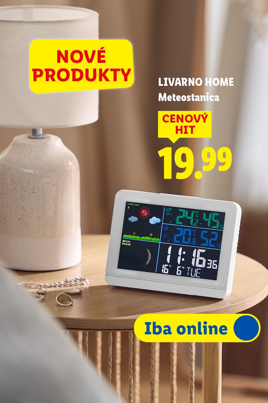 Meteostanica s digitálnym displejom na drevenom stolíku, vedľa lampy, s nápisom „NOVÉ PRODUKTY“ a „CENOVÝ HIT 19.99“.
