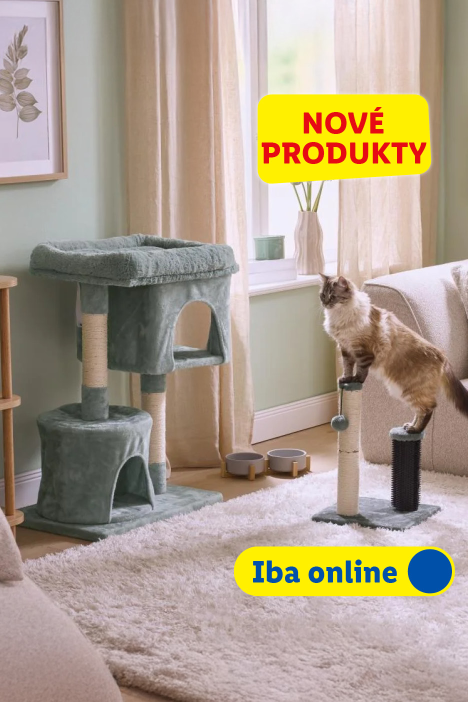 Mačací strom a škrabadlo v obývačke s mačkou. Nové produkty, iba online.
