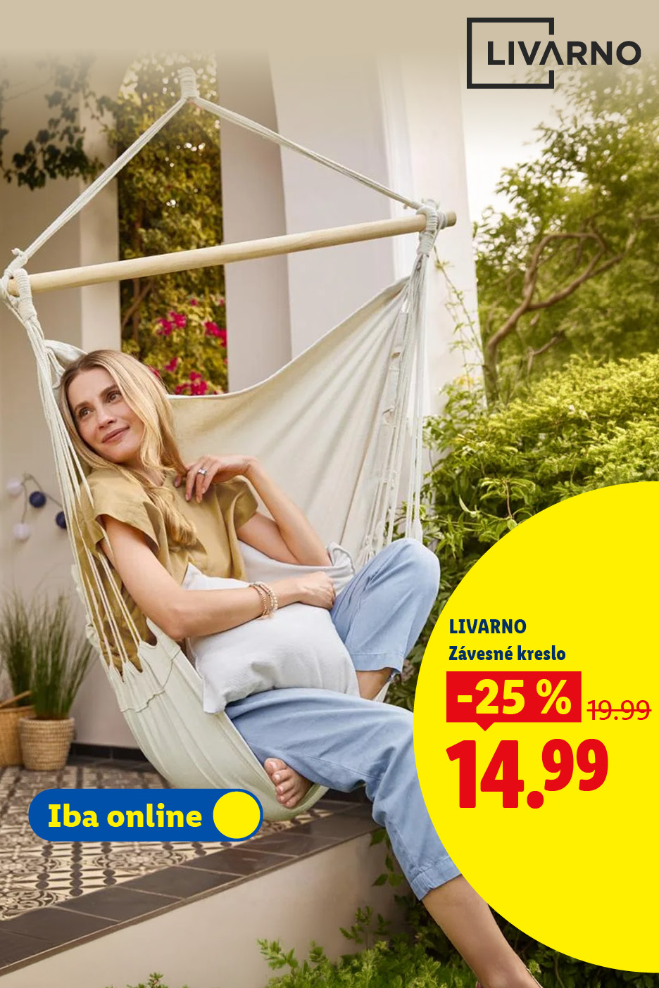 Žena relaxuje v závesnom kresle na balkóne. Kampaň 'Balkón a Záhrada' a závesných kreslom v zľave 25% za cenu 14.99 eur.