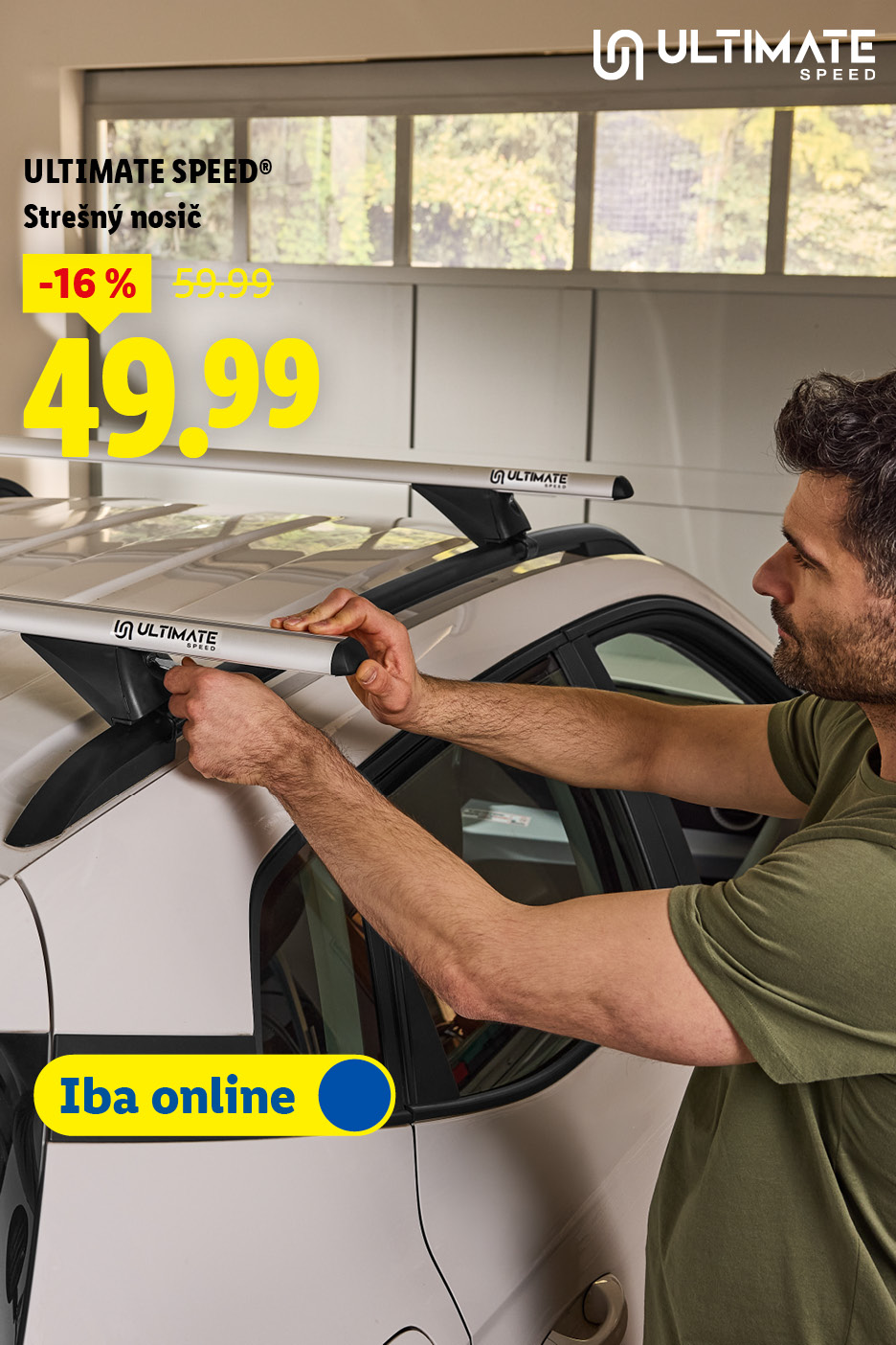 Muž inštaluje strešný nosič na auto, zľava -16% na 49,99 €.