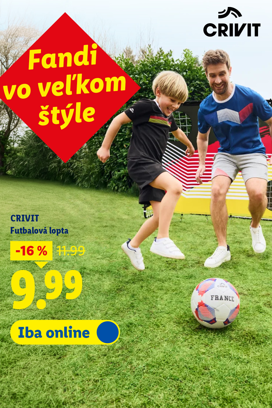 Otec a syn hrajú futbal s loptou France, ktorá je v zľave za 9,99.