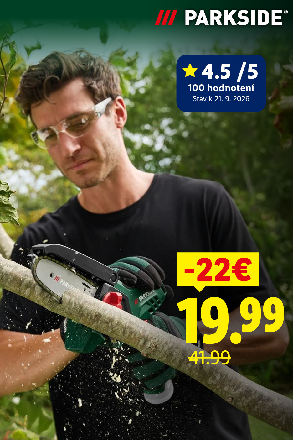 Muž píliaci konár akumulátorovou ručnou pílou s akciovou cenou 19,99 €.