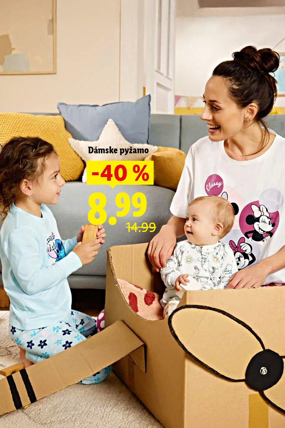 Žena a dve deti v obývačke, propagujúce pohodlné pyžamá. Dámske pyžamo so zľavou 40% za 8,99 €.