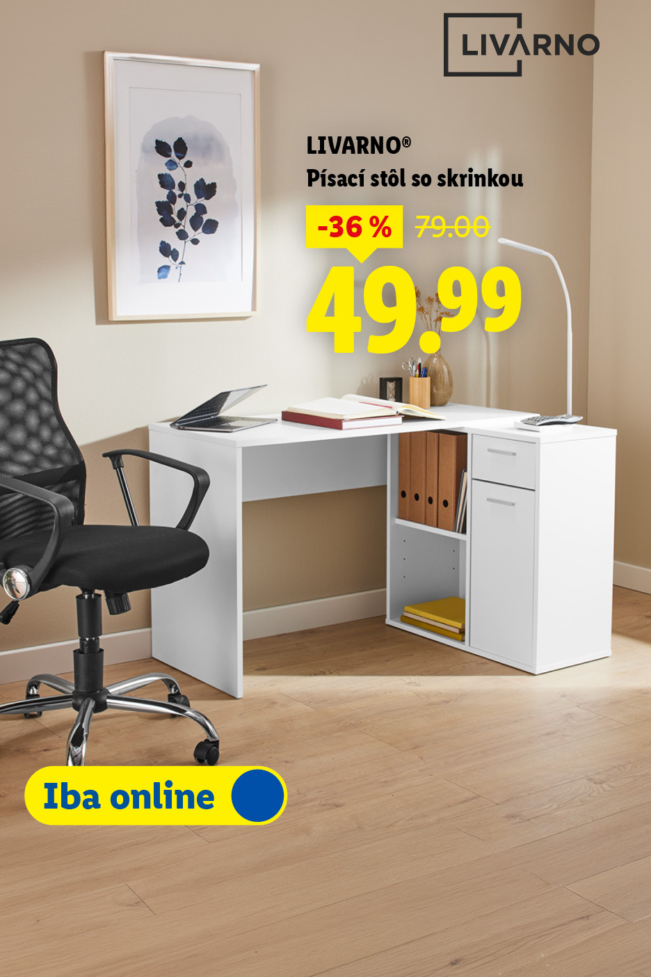 Biely rohový písací stôl s úložným priestorom a čierna kancelárska stolička. Iba online. Stôl v zľave -36% za 49.99 eur.