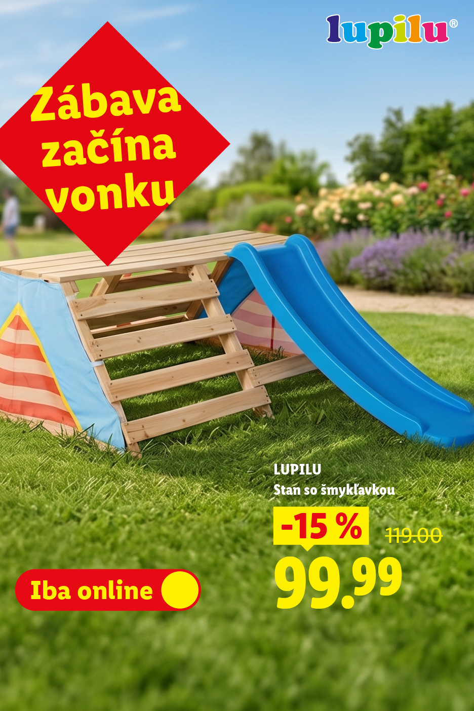 Zábava začína vonku. Drevená preliezačka s modrou šmykľavkou a farebným stanom na zelenej tráve, so zľavou 15% a cenou 99,99 eur.