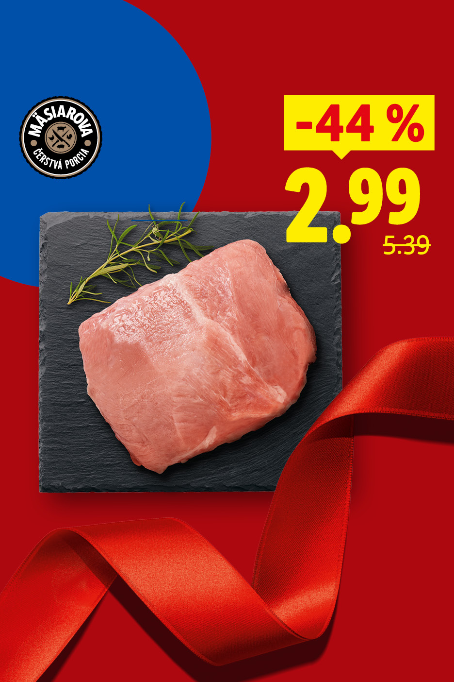 Čerstvé mäso na čiernej bridlicovej doske s rozmarínom, červenou stuhou a logom Mäsiarova.