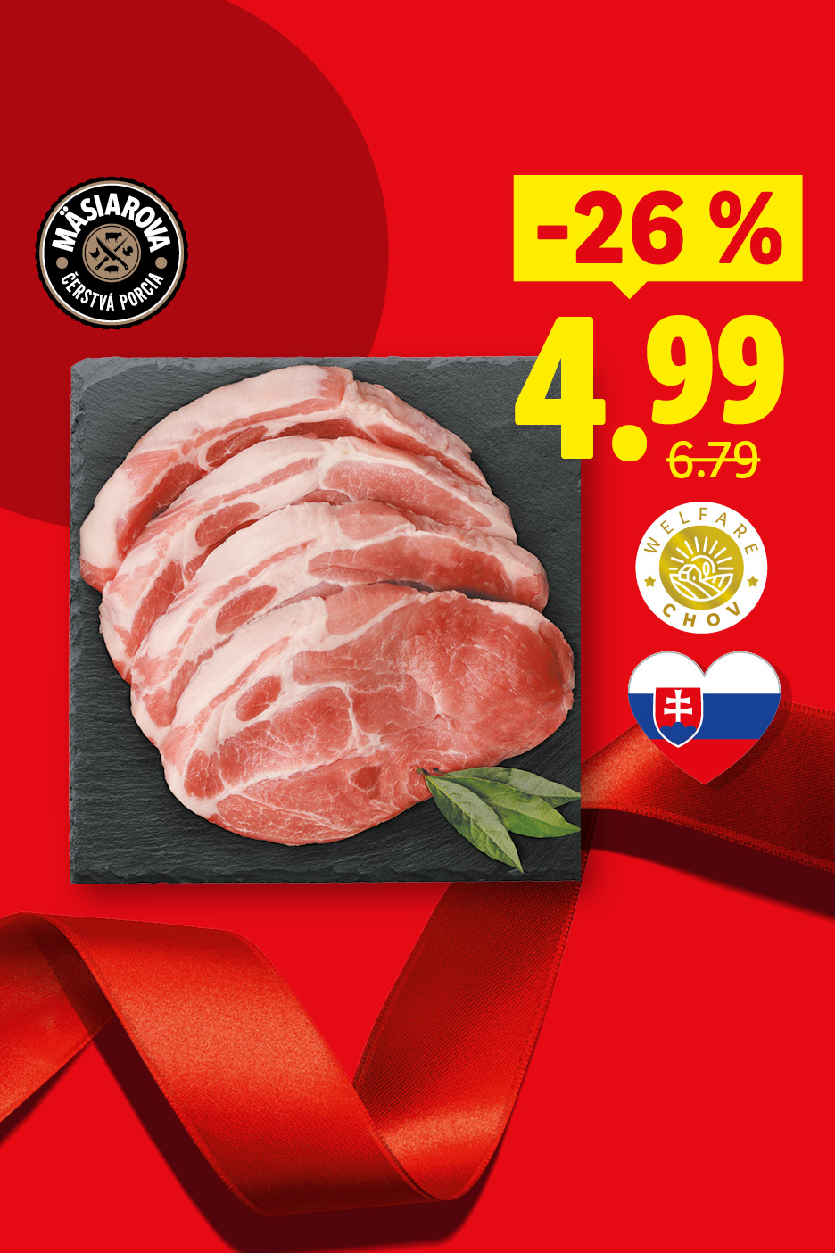 Mäsiarova čerstvá porcia bravčového mäsa na čiernej bridlici s listami a slovenskou vlajkou v tvare srdca.