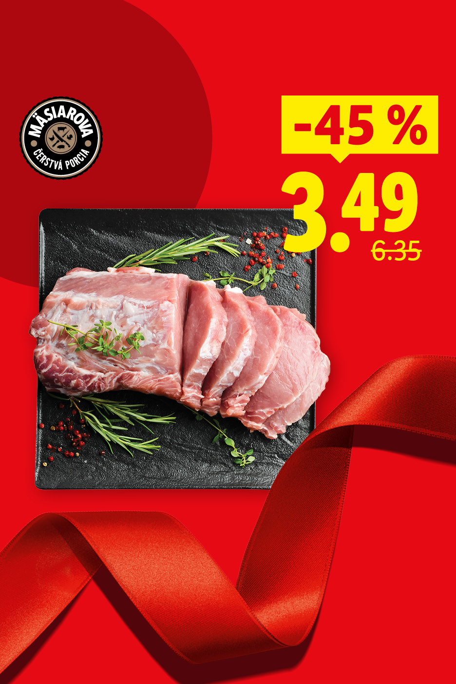 Mäsiarova čerstvá porcia bravčového mäsa na čiernej doske, zľava 45% na 3.49.