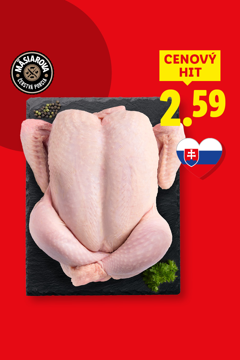 Čerstvé celé kura na čiernej doske s korením a petržlenom, s cenou 2,59 a slovenskou vlajkou.