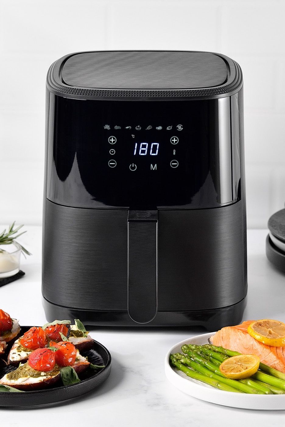 Čierna teplovzdušná fritéza s digitálnym displejom a pripraveným jedlom.