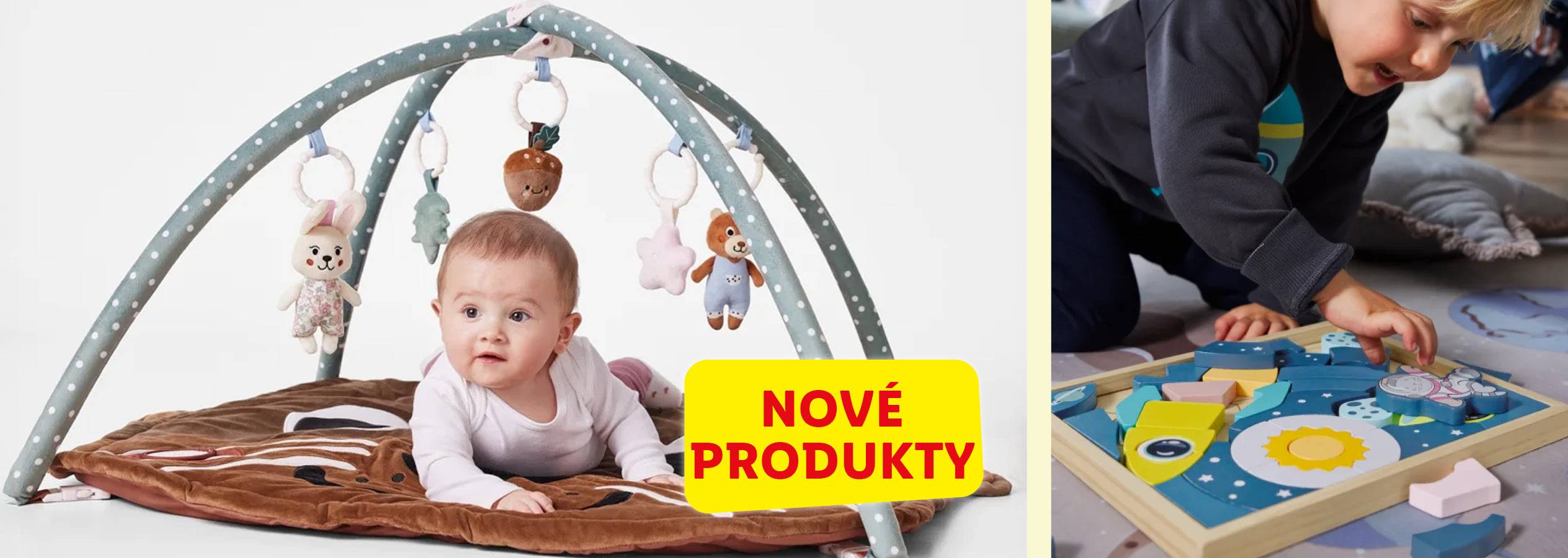 Bábätko na hracej podložke s hrazdičkou a dieťa hrajúce sa s dreveným puzzle.